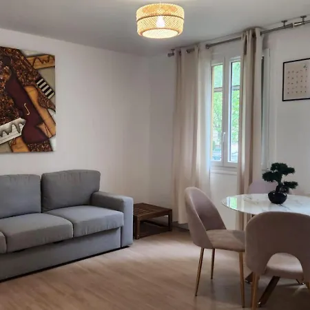 Flora Apartment *